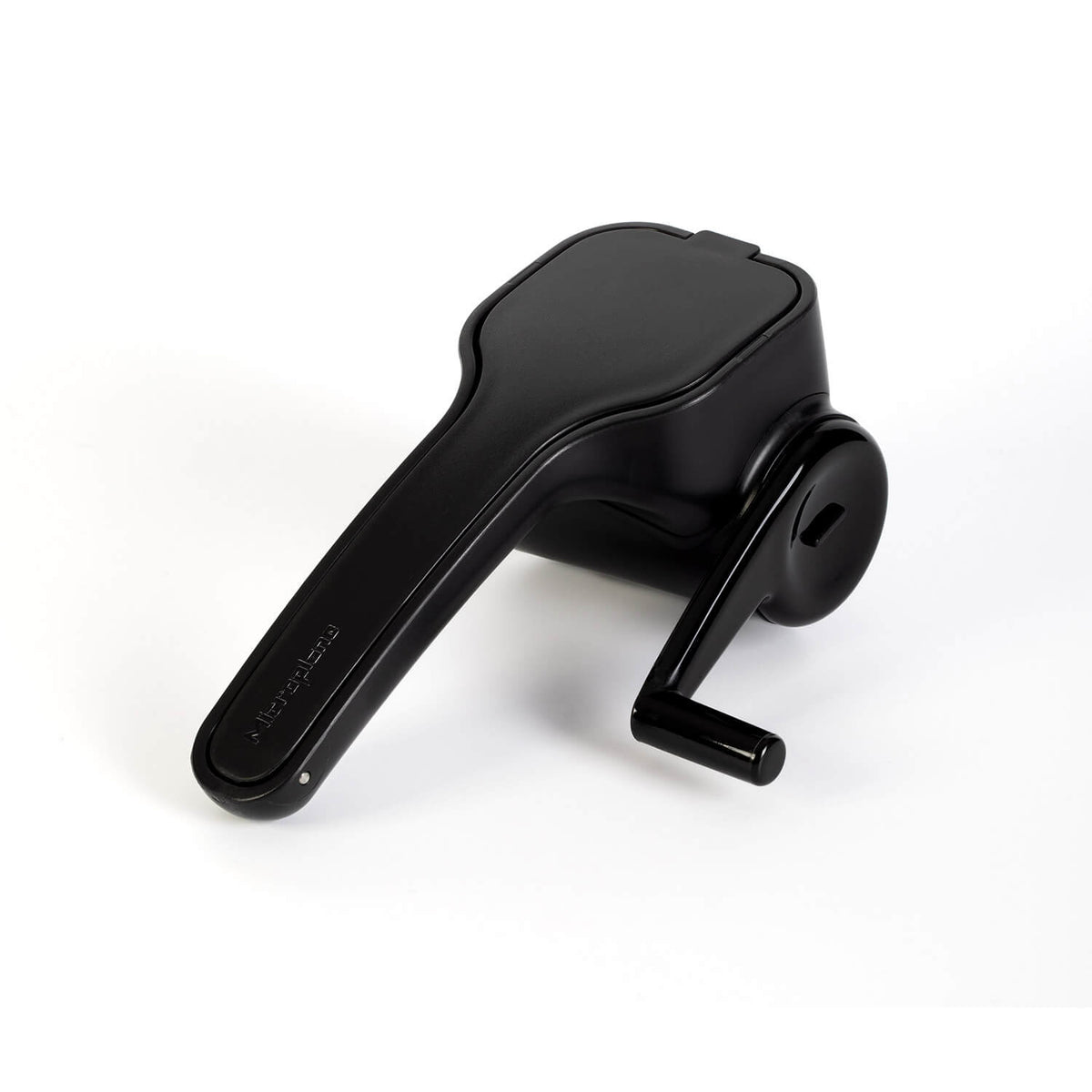 Die Microplane Rotierende Reibe Specialty von Microplane ist eine schwarze, handgeführte Käsereibe mit Kurbel, abgebildet auf weißem Hintergrund.