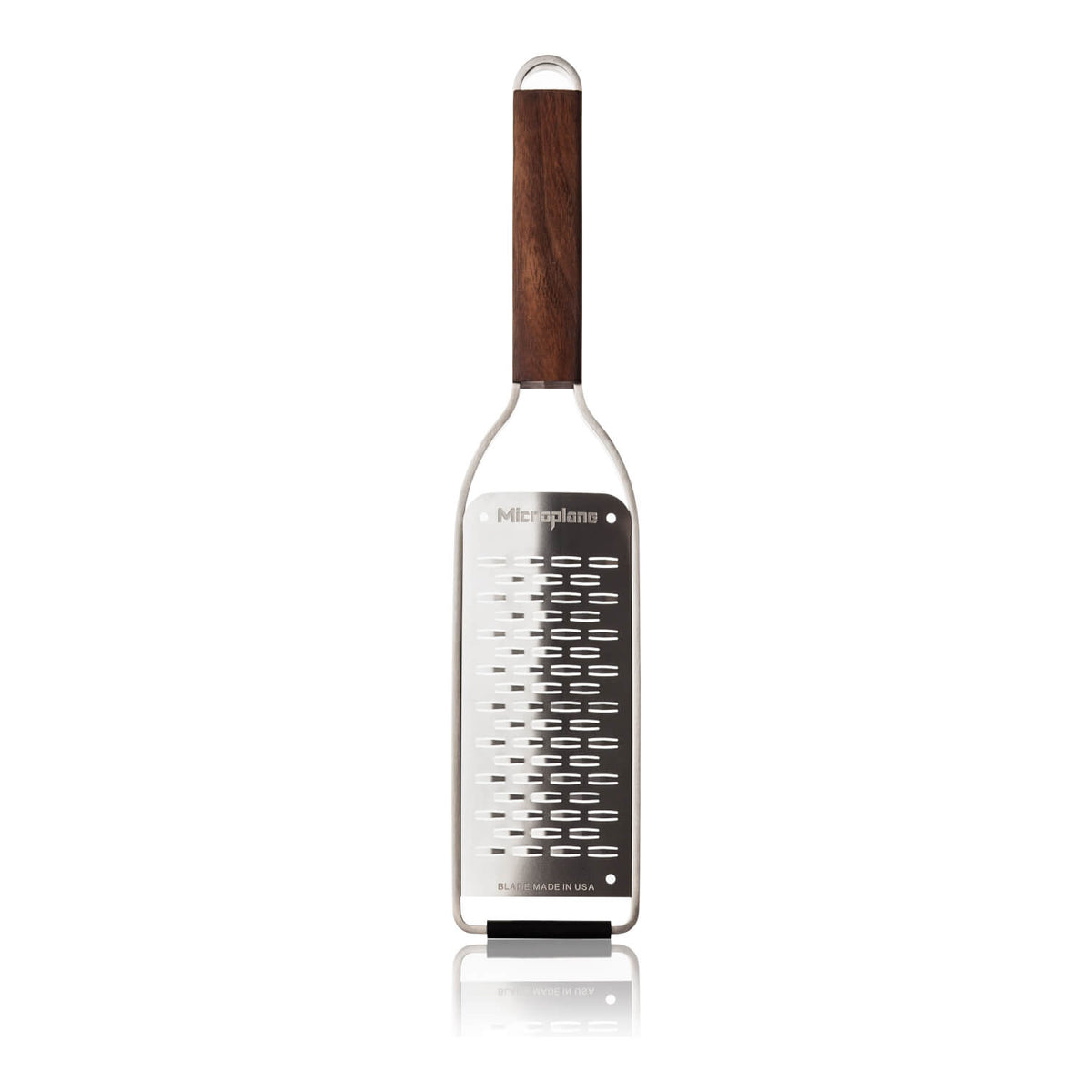 Die Microplane Master Reibe, 2-Wege-Schneide von Microplane ist eine Reibe mit einem Griff aus Edelstahl und Holz mit feinen, rechteckigen Löchern auf weißem Hintergrund.