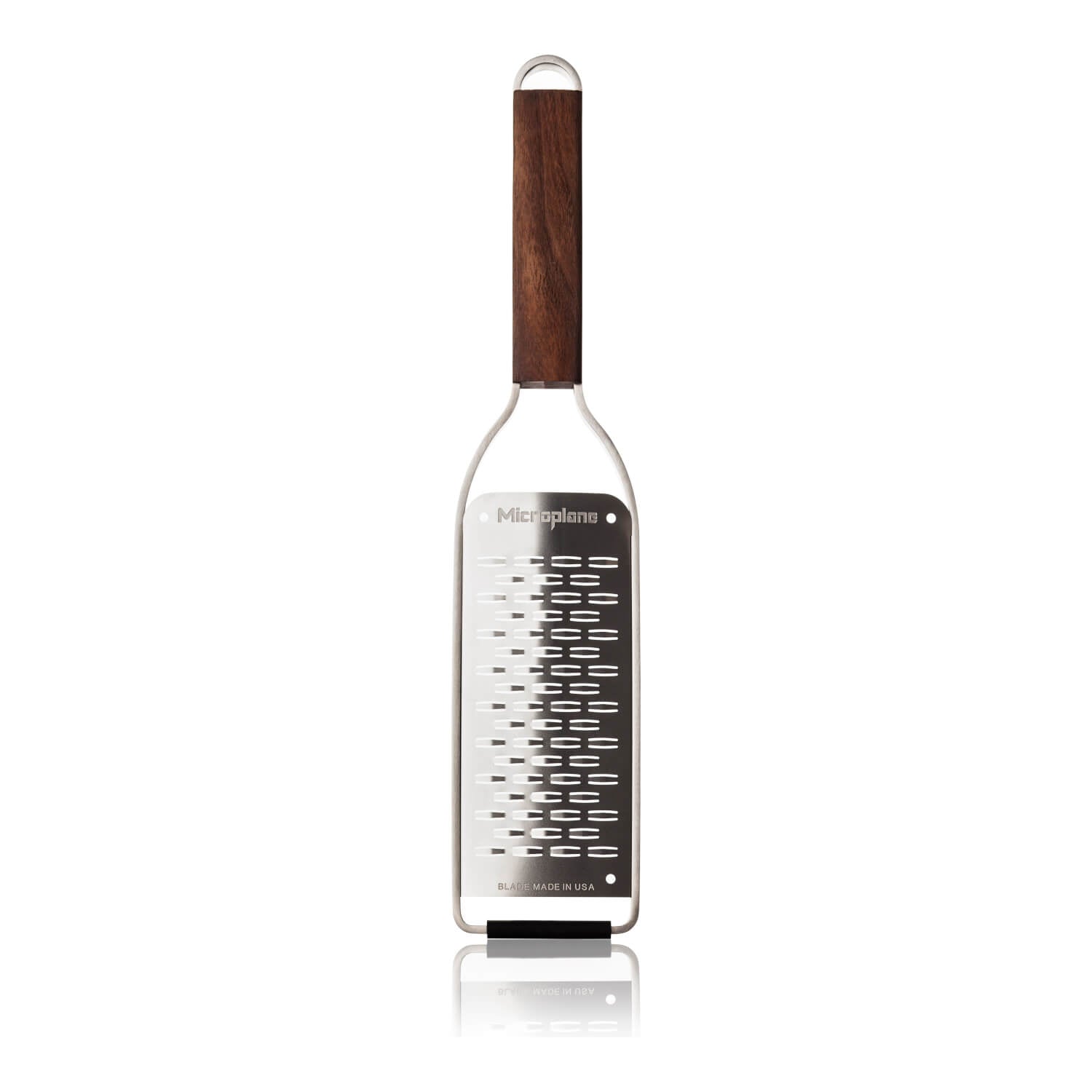 Die Microplane Master Reibe, 2-Wege-Schneide von Microplane ist eine Reibe mit einem Griff aus Edelstahl und Holz mit feinen, rechteckigen Löchern auf weißem Hintergrund.