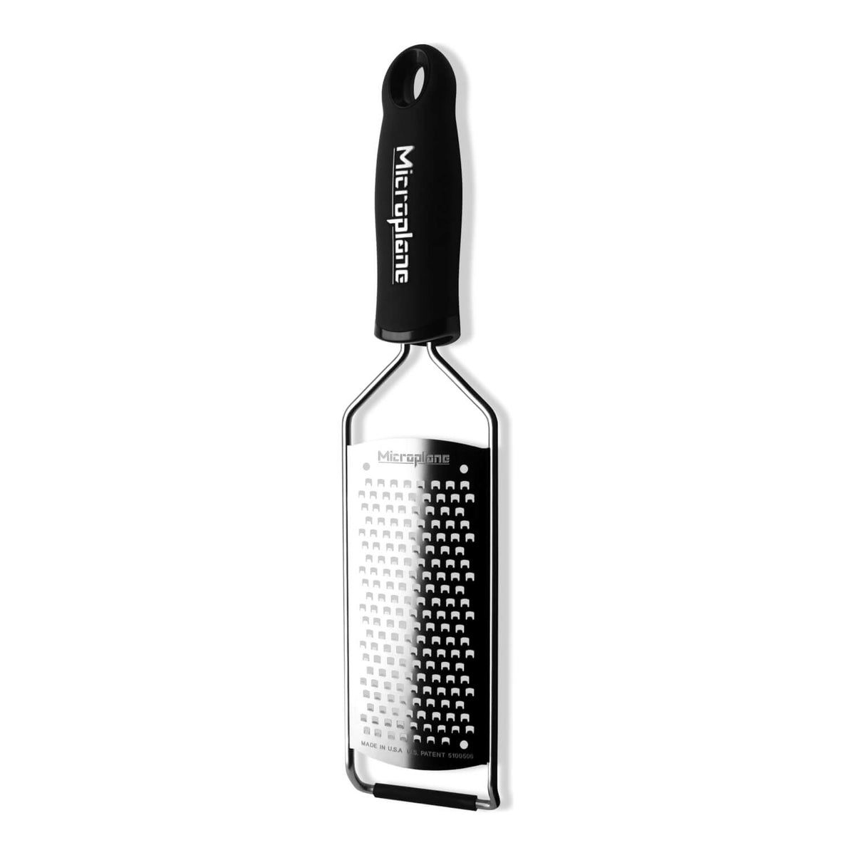 Die Microplane Gourmet Reibe, grobe Klinge von Microplane hat einen schwarzen Griff und eine Reibefläche aus rostfreiem Stahl, abgebildet auf einem weißen Hintergrund.