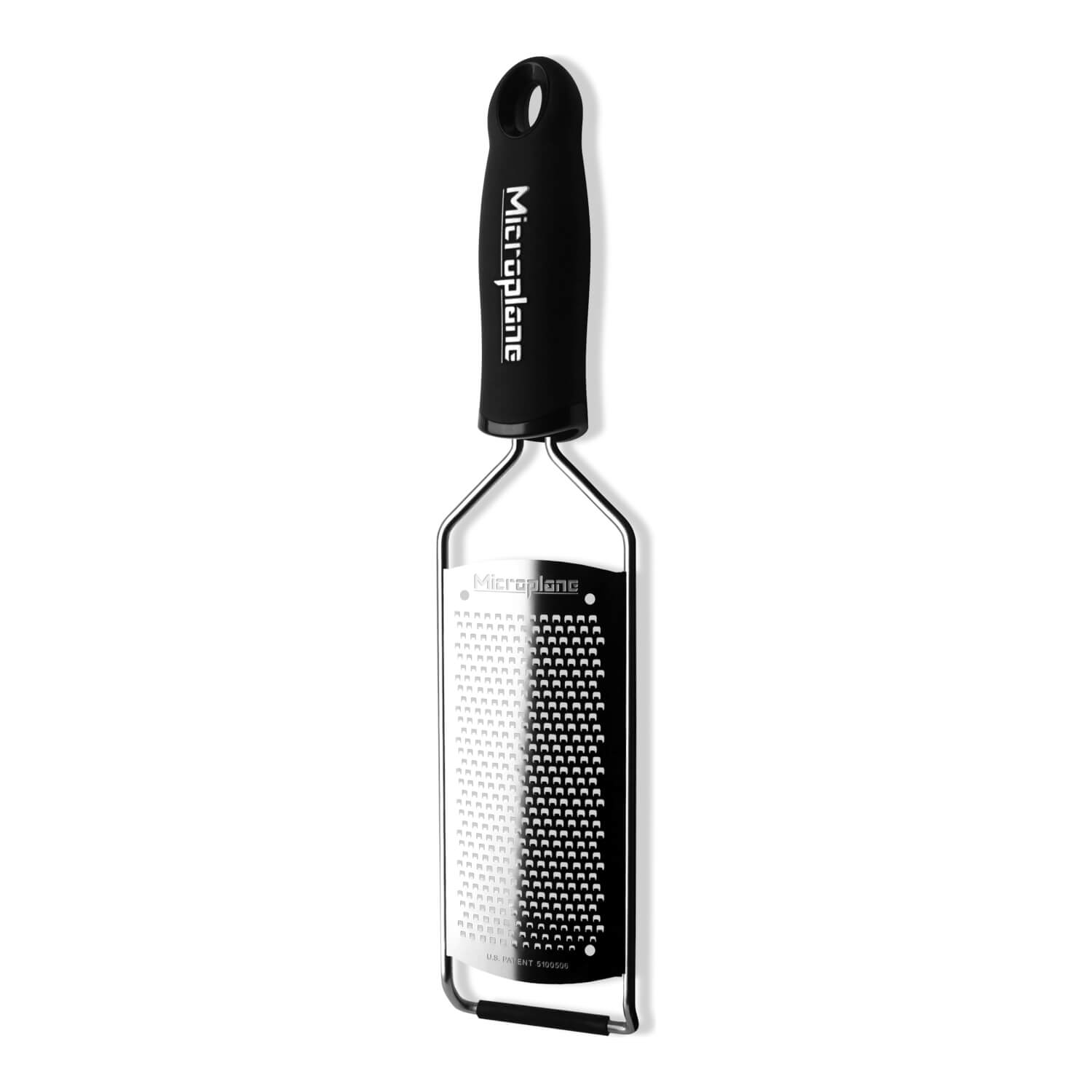Die Microplane Gourmet Reibe, feine Klinge von Microplane ist eine Kastenreibe aus Edelstahl mit schwarzem Griff und feinen Raspellöchern, abgebildet auf weißem Hintergrund.