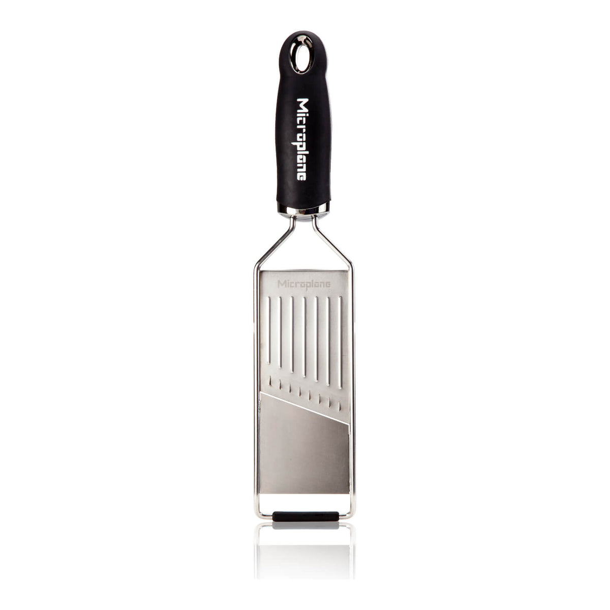 Eine Microplane Gourmet Profi-Juliennehobel Handreibe aus Edelstahl mit schwarzem Griff und der Aufschrift Microplane ist vor einem weißen Hintergrund abgebildet.