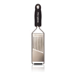 Der Microplane Gourmet Profi-Gemüsehobel ist ein Handhobel aus Edelstahl mit schwarzem Griff und dem Aufdruck "Microplane".