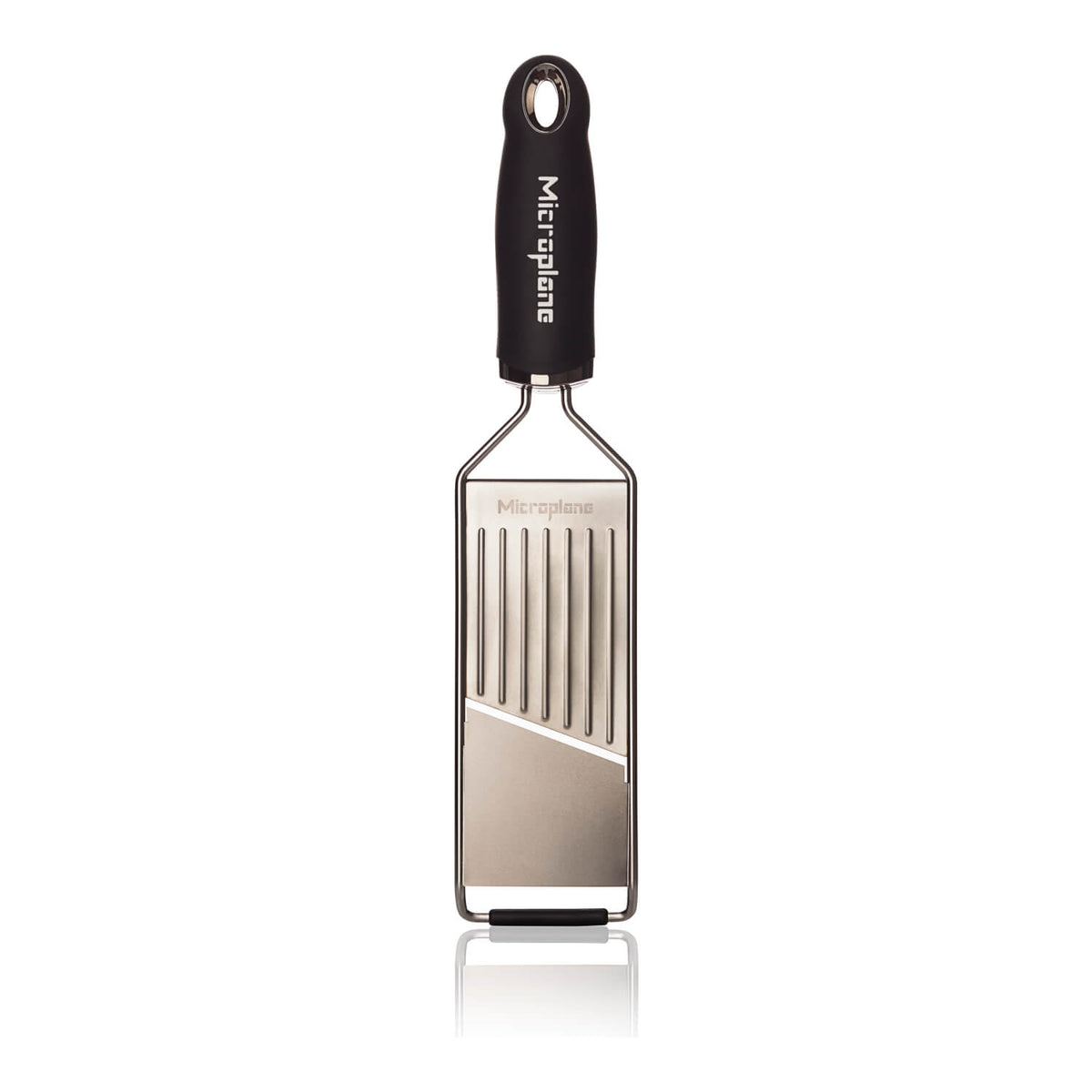 Der Microplane Gourmet Profi-Gemüsehobel ist ein Handhobel aus Edelstahl mit schwarzem Griff und dem Aufdruck "Microplane".