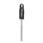 Die Microplane Premium Gewürzreibe Classic in schwarz von Microplane hat einen schwarzen Griff und eine Reibefläche aus rostfreiem Stahl, die auf einem weißen Hintergrund abgebildet ist.