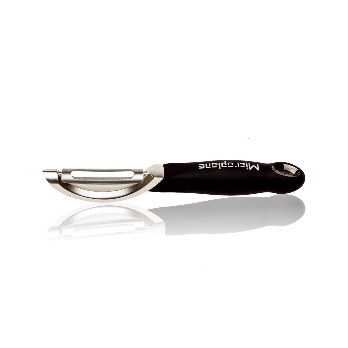 Der Microplane Profi-Schäler - Specialty Serie von Microplane ist ein Gemüseschäler mit schwarzem Griff und einer Klinge aus rostfreiem Stahl, isoliert auf weißem Hintergrund dargestellt.