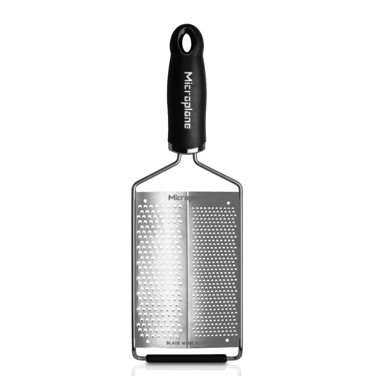 Die Microplane Gourmet Doppelreibe, grob & fein von Microplane ist eine Handreibe aus Edelstahl mit schwarzem Griff, die aufrecht auf weißem Hintergrund abgebildet ist.