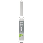 Der Microplane New Professional Zester / Reibe von Microplane verfügt über eine Reibefläche aus rostfreiem Stahl, hier gezeigt mit geriebener Schale, die unten aufgefangen wird.