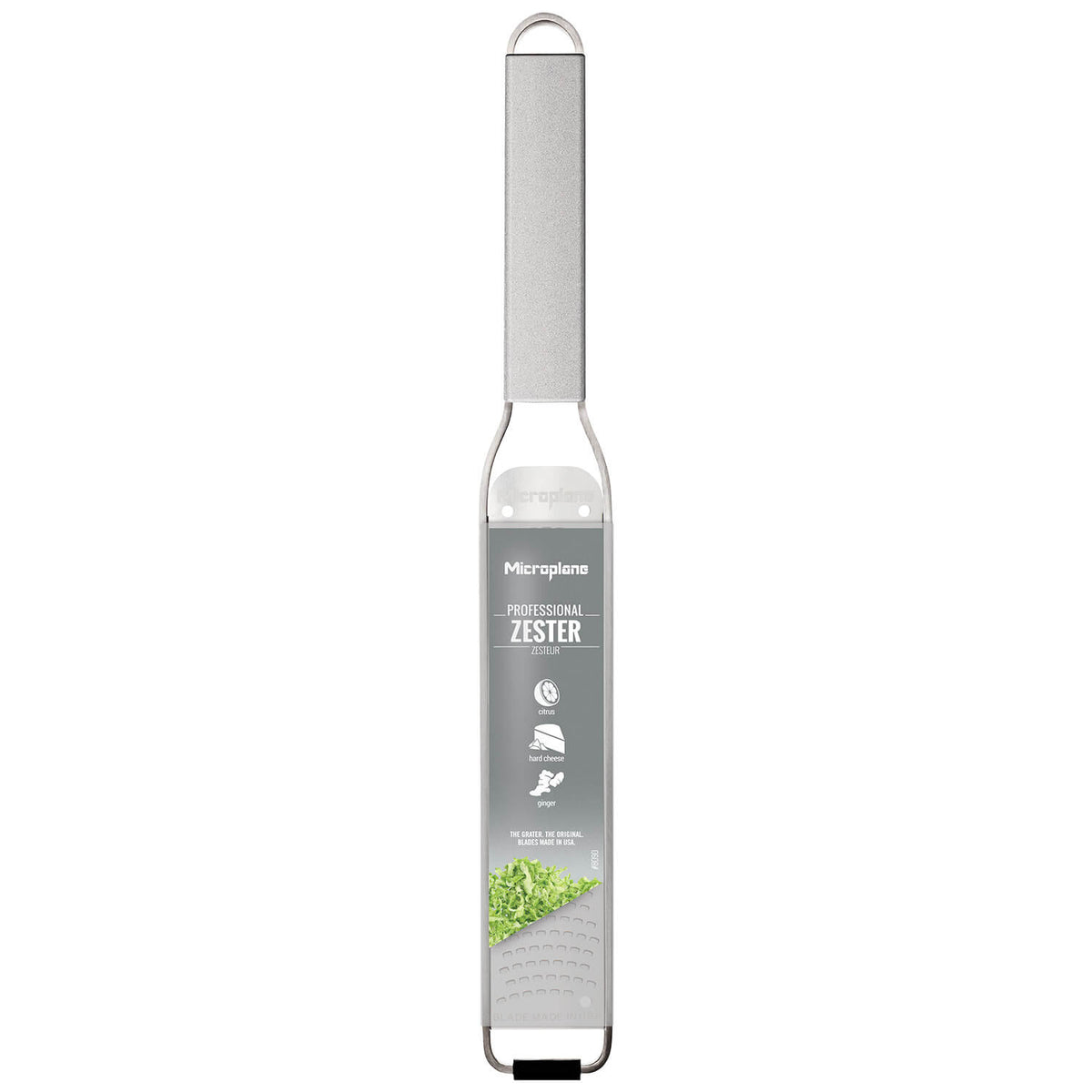 Der Microplane New Professional Zester / Reibe von Microplane verfügt über eine Reibefläche aus rostfreiem Stahl, hier gezeigt mit geriebener Schale, die unten aufgefangen wird.