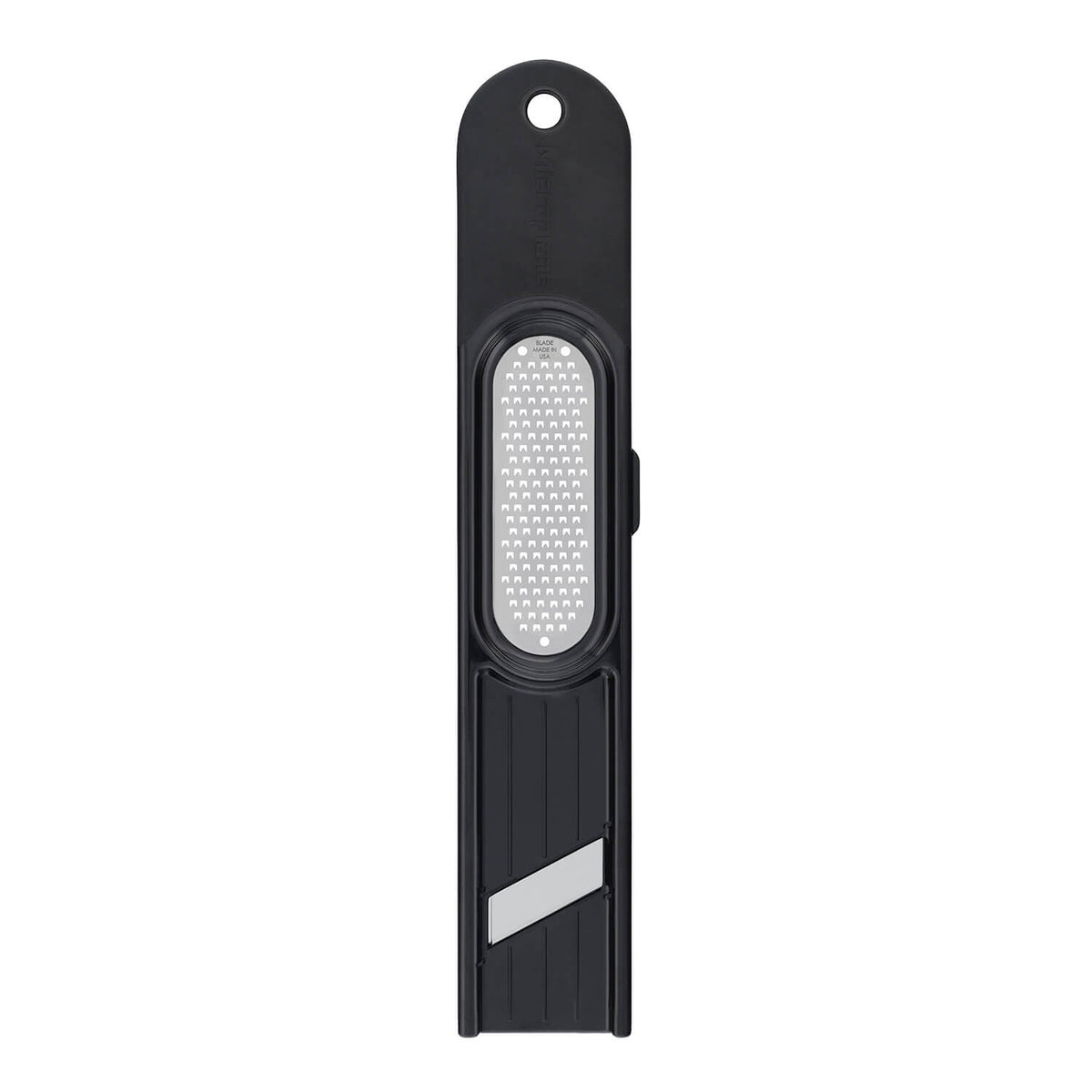 Die Microplane Specialty Ingwer Reibe 3-in-1 von Microplane ist eine schwarze, handgeführte Küchenreibe mit einer zentralen Reibefläche und einem Loch an der Oberseite zum einfachen Aufhängen.