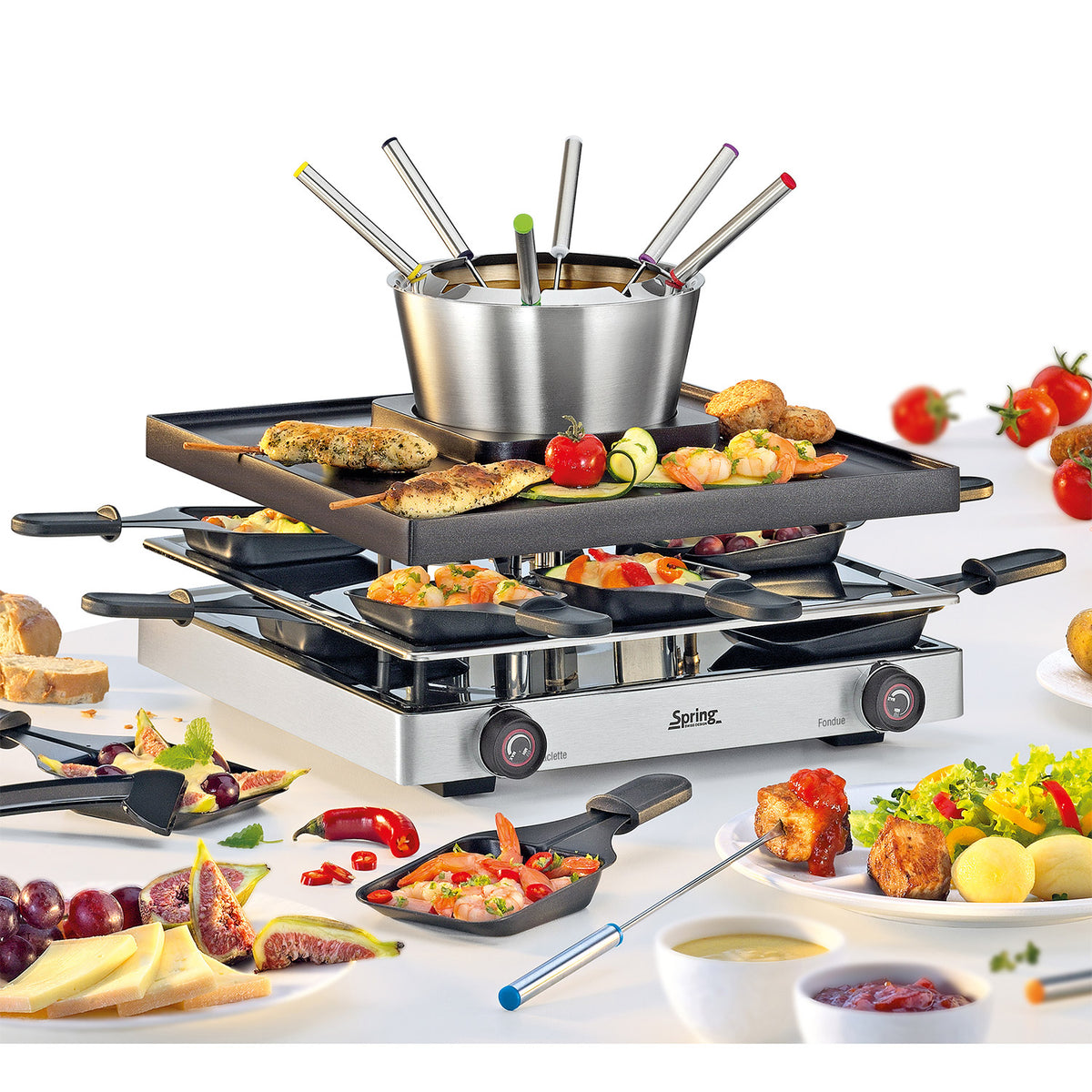 Das Spring Raclette Fondue 8 Classic 3 in 1 von Spring kombiniert Raclette, Fondue und Tischgrill, abgebildet mit Lebensmitteln, Spießen, Pfännchen, Gemüse und Saucen.