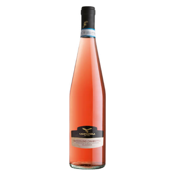 Eine 0,75-Liter-Flasche Campagnola Bardolino Chiaretto Classico DOC Roséwein mit schwarzem Etikett und blauem Siegel am Hals.