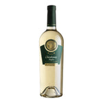 Eine durchsichtige 0,75-l-Flasche des Weißweins Barocco Chardonnay IGT Puglia mit grünem und goldenem Etikett steht vor einem weißen Hintergrund.