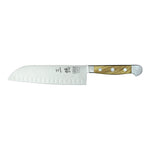 Das Güde Santokumesser 18 cm mit Kulle Alpha-Olive verfügt über eine Klinge aus rostfreiem Stahl mit Grübchen und einen Griff aus Olivenholz und vereint Funktionalität und Eleganz der Marke Güde.