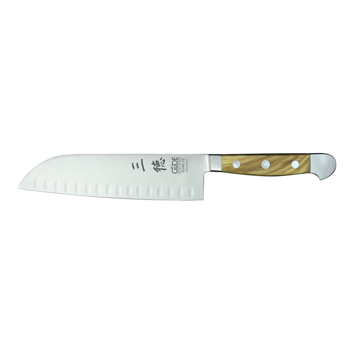 Das Güde Santokumesser 18 cm mit Kulle Alpha-Olive verfügt über eine Klinge aus rostfreiem Stahl mit Grübchen und einen Griff aus Olivenholz und vereint Funktionalität und Eleganz der Marke Güde.