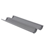 Das De Buyer Baguette Backblech doppelt, perforiert ist ein Metallblech mit zwei gebogenen Schlitzen und Perforationen, ideal zum Backen von Baguettes.