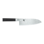 Das KAI Shun Classic Großes Santoku-Messer 19,0 cm von Kai hat einen schwarzen Griff und eine gemusterte, silberne Klinge auf weißem Grund.