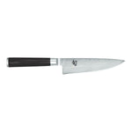 Das KAI Shun Classic Kochmesser 15,0 cm von Kai zeichnet sich durch einen dunklen Griff und eine gemusterte Stahlklinge aus, die sich auf weißem Grund präsentiert.