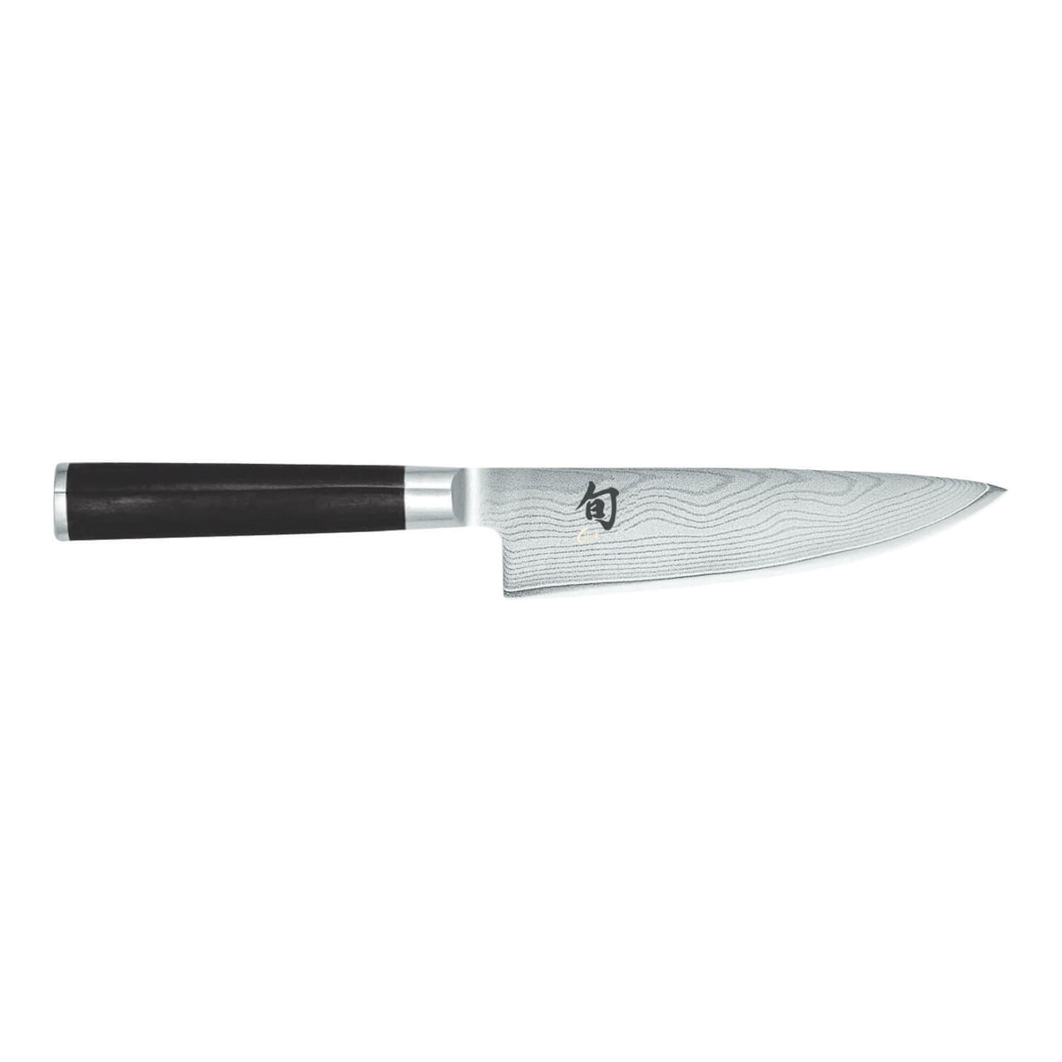 Das KAI Shun Classic Kochmesser 15,0 cm von Kai zeichnet sich durch einen dunklen Griff und eine gemusterte Stahlklinge aus, die sich auf weißem Grund präsentiert.