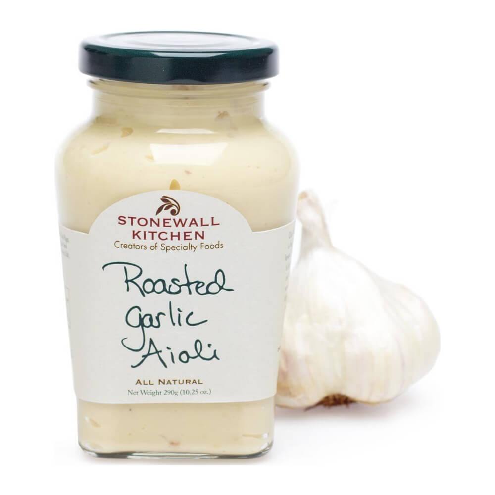 Ein Glas Stonewall Kitchen Roasted Garlic Aioli (Knoblauch Aioli, 291 g) ist neben einer Knoblauchzwiebel auf weißem Hintergrund abgebildet.