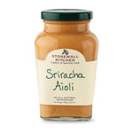Ein 298-g-Glas Sriracha Aioli von Stonewall Kitchen mit grünem Deckel und cremefarbenem Etikett.