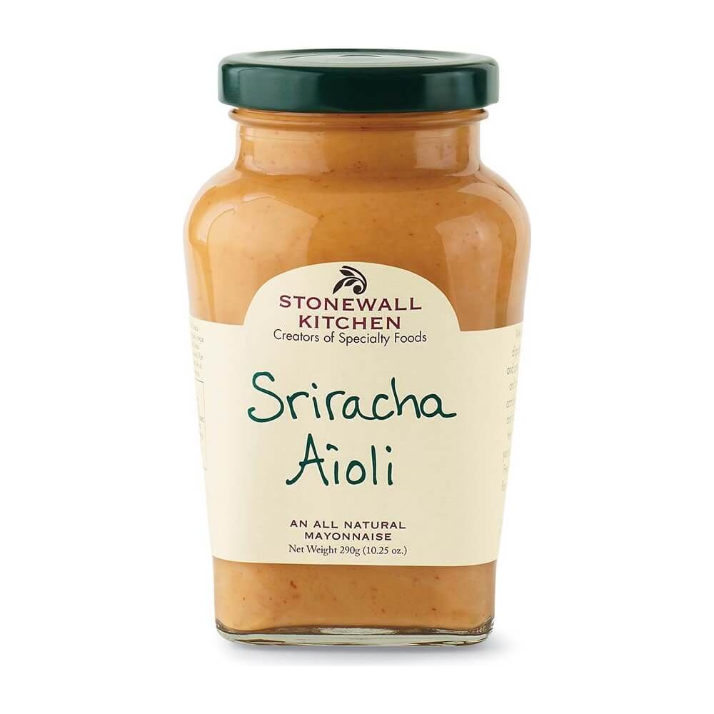 Ein 298-g-Glas Sriracha Aioli von Stonewall Kitchen mit grünem Deckel und cremefarbenem Etikett.