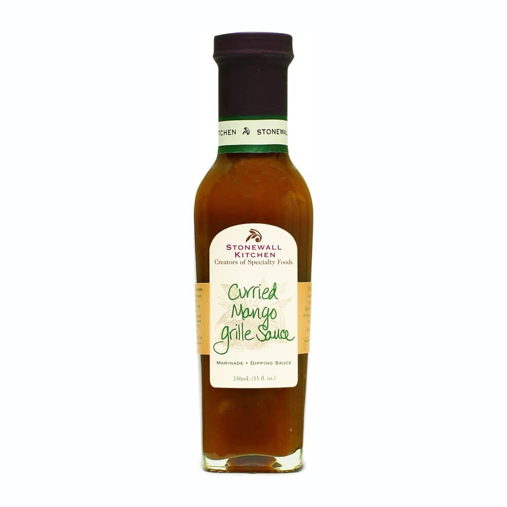 Eine 330 ml Flasche Curried Mango Grille Sauce von Stonewall Kitchen mit einem beige-grünen Etikett.
