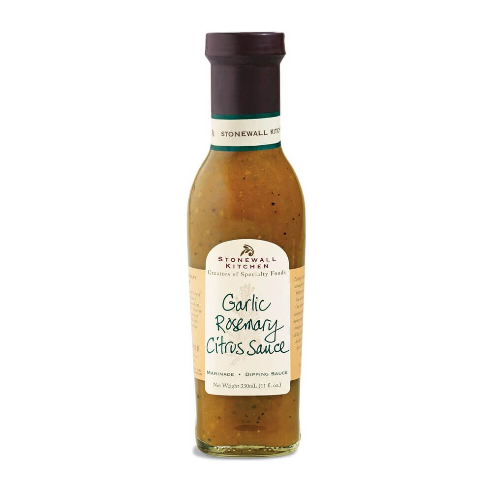 Eine 330 ml Flasche Knoblauch-Rosmarin-Zitrus-Sauce von Stonewall Kitchen mit grünem Deckel und beigem Etikett.