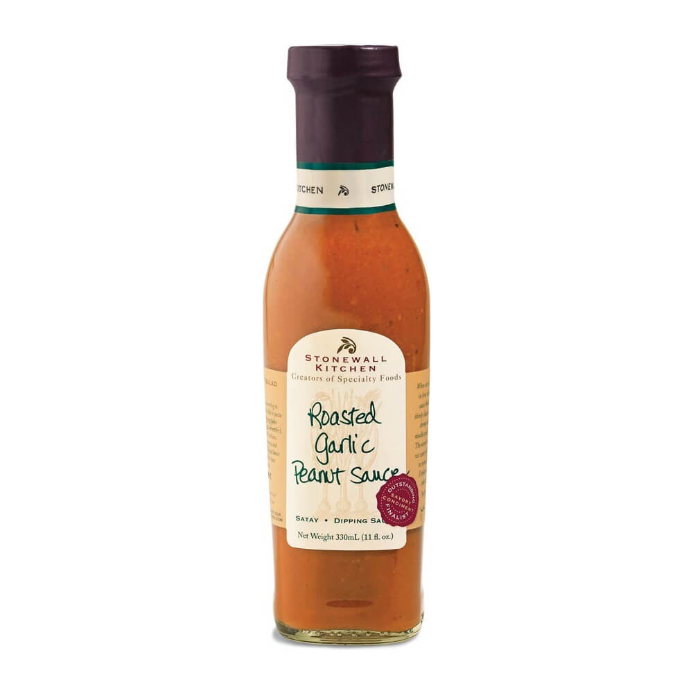 Eine 330-ml-Flasche Stonewall Kitchen Erdnuss-Soße mit geröstetem Knoblauch.