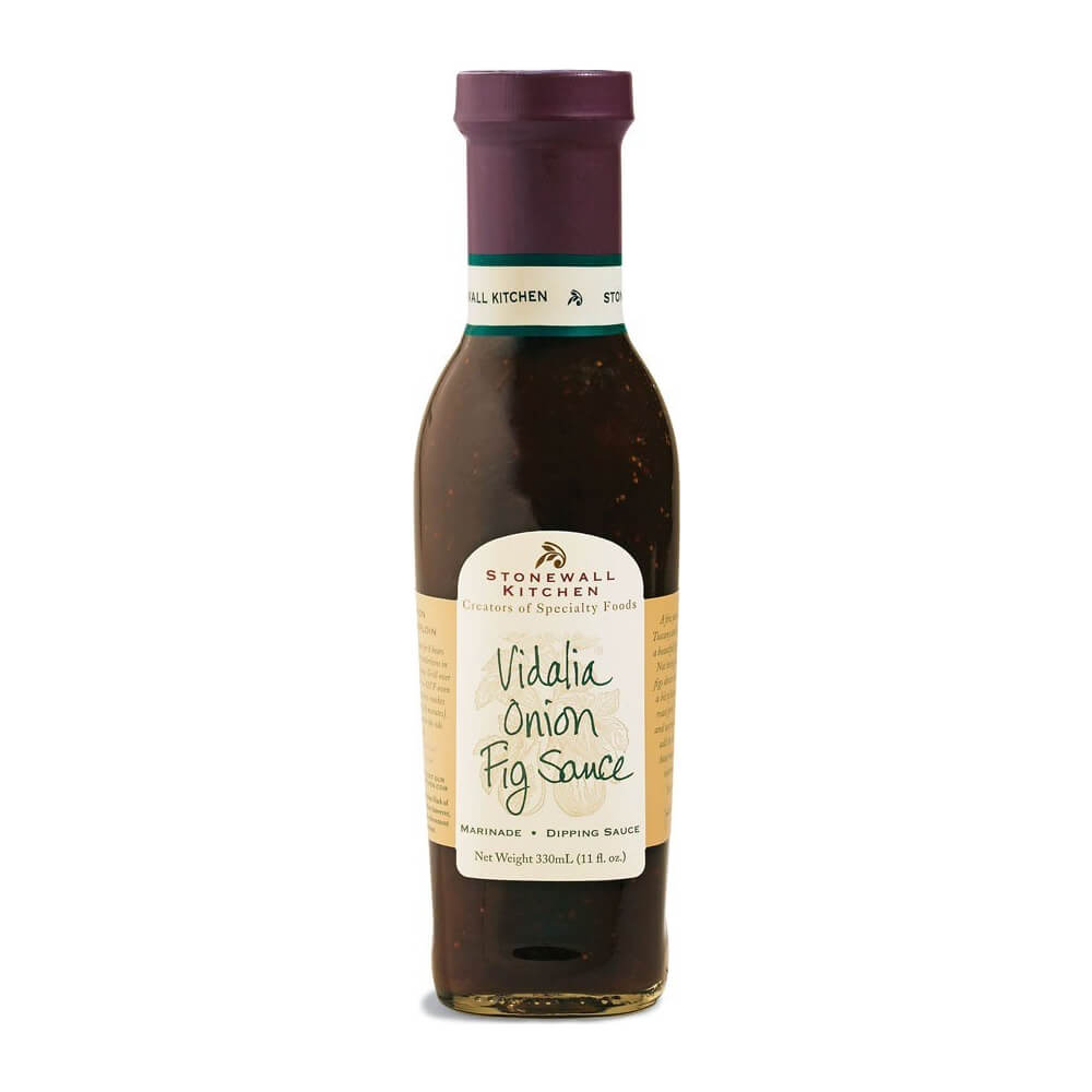 Eine 330-ml-Flasche Stonewall Kitchen Vidalia Onion Fig Sauce mit einem beige-grünen Etikett.