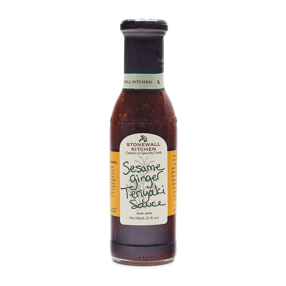 Eine 330-ml-Flasche Stonewall Kitchen Sesam-Ingwer-Teriyaki-Sauce mit grünem Etikett und handgeschriebenem Text.
