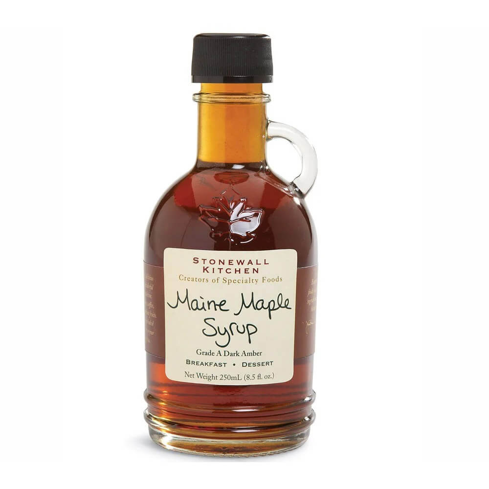 Eine 250-ml-Glasflasche Stonewall Kitchen Maine Maple Syrup (Ahornsirup) mit schwarzem Verschluss und beigem Etikett.