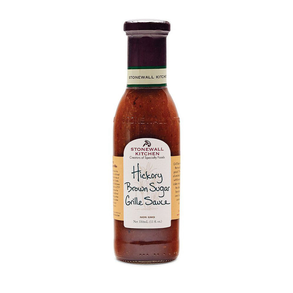Eine 330 ml Flasche Hickory Brown Sugar Grille Sauce von Stonewall Kitchen ist auf einem weißen Hintergrund abgebildet.