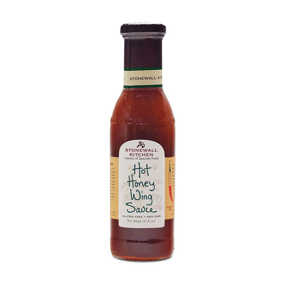 Eine Flasche Stonewall Kitchen Hot Honey Wing Sauce, 330 ml, mit grünem Verschluss ist auf weißem Hintergrund abgebildet.
