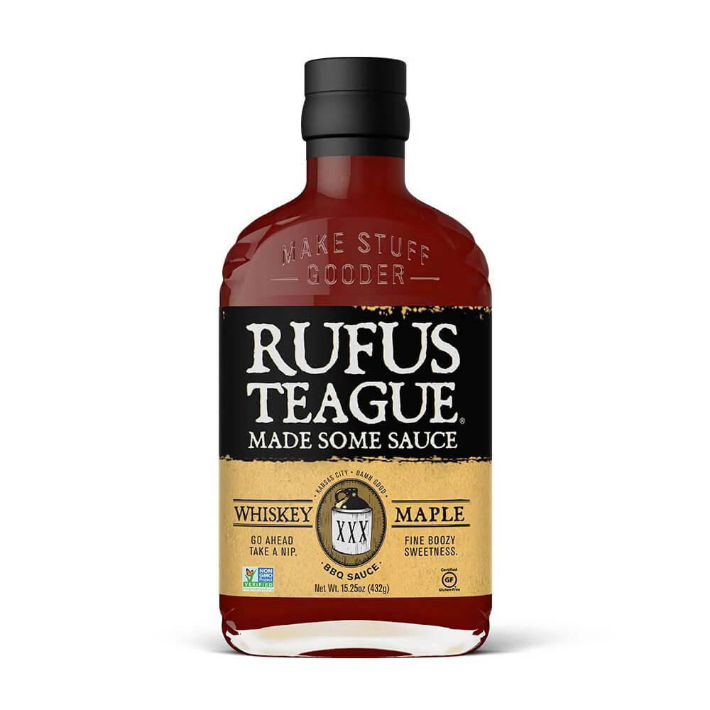 Eine 432-g-Flasche Rufus Teague Whiskey Maple Sauce mit schwarzem Etikett und goldenen Akzenten ist auf weißem Hintergrund abgebildet.
