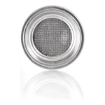 Draufsicht auf den La Piccola Siebeinsatz Nr. 1 Standardsieb, einen runden Espressomaschinen-Filterkorb aus Metall mit kleinen Löchern, gespiegelt auf einer weißen Fläche.