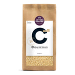 Eine braune Papiertüte Bio Couscous von Antersdorfer Mühle, 500 g, mit einem Klarsichtfenster, auf dem der Vollkorncouscous zu sehen ist.