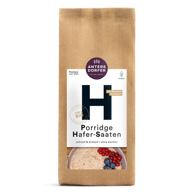 Eine braune Papiertüte mit 500 g Antersdorfer Mühle Porridge Hafer-Saaten, auf deren Etikett eine Schüssel mit Porridge und Beeren abgebildet ist.