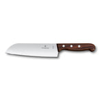 Das Victorinox Santokumesser hat eine 17 cm lange Klinge aus rostfreiem Stahl und einen Eschenholzgriff mit drei Nieten.
