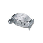Ergonomisch gestaltete Victorinox Käsereibe aus rostfreiem Stahl mit Victorinox-Branding.