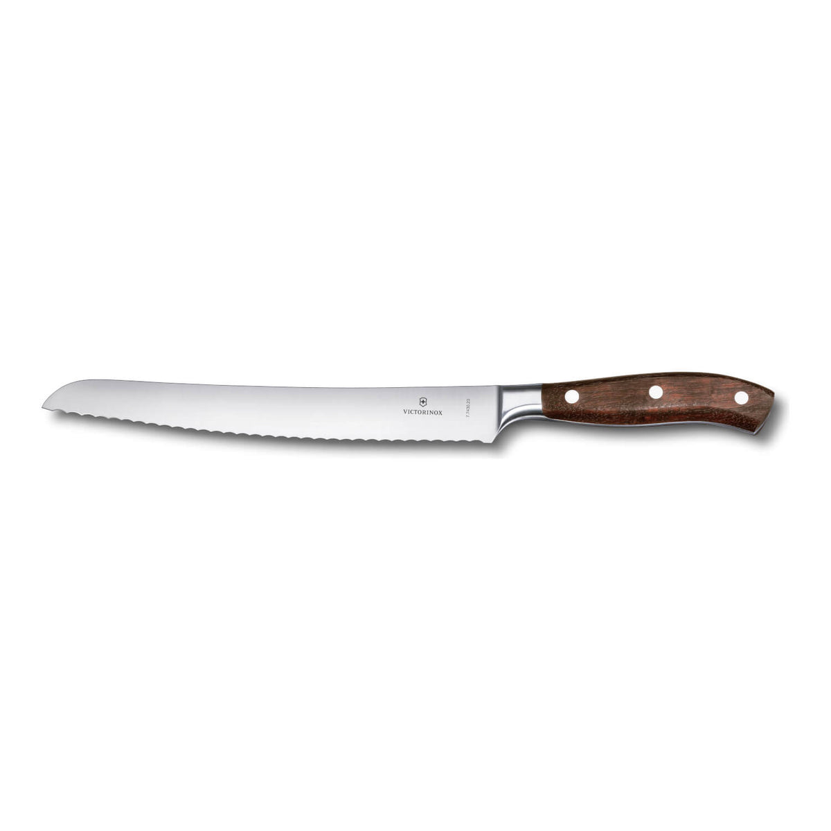 Das Victorinox Brotmesser Grand Maître 23 cm mit Wellenschliff verfügt über eine gezahnte Klinge und einen eleganten Griff aus Ahornholz mit drei Nieten, abgebildet auf weißem Grund.