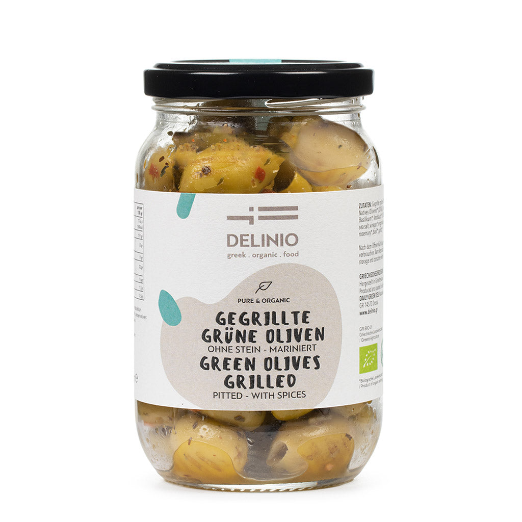 Ein 180g Glas DELINIO Gegrillte grüne Bio Oliven ohne Stein - mariniert, etikettiert in Deutsch und Englisch.