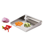 Die WEIS Gemüseschaufel 15 cm aus Edelstahl ist auf weißem Hintergrund abgebildet, daneben befinden sich Gemüsewürfel und geschnittene Zwiebeln und Paprika.