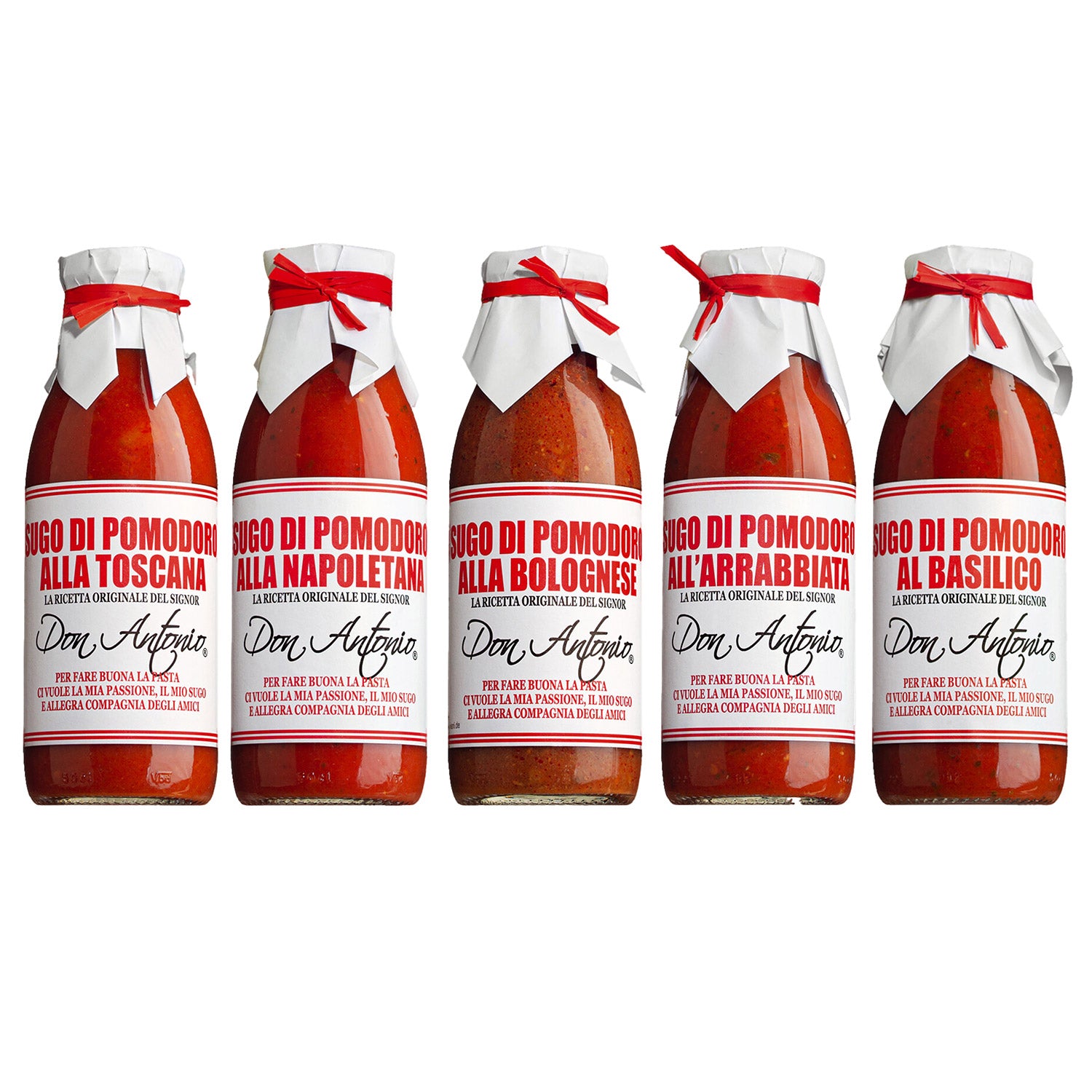 Fünf Gläser der italienischen Tomatennudelsaucen "5er Sugo Probierpaket" von Don Antonio srl mit weißen Etiketten und rot-weißen Papierdeckeln.