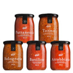Das 5er Sugo Probierpaket von Viani & Co. von Viani & Co. enthält fünf Tomaten-Pasta-Saucen: Puttanesca, Tonno, Bolognese, Basilico und Arrabbiata.