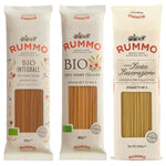 Drei Packungen aus dem Rummo 3er Spaghetti Probierpaket, jede mit eigenem Etikett und Verpackung, stehen aufrecht da.