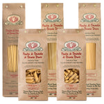 Fünf Beutel Rustichella d'Abruzzo S.p.A. 5er Hartweizen Pasta Probierpaket in verschiedenen Formen, jeweils in italienischer Sprache beschriftet.