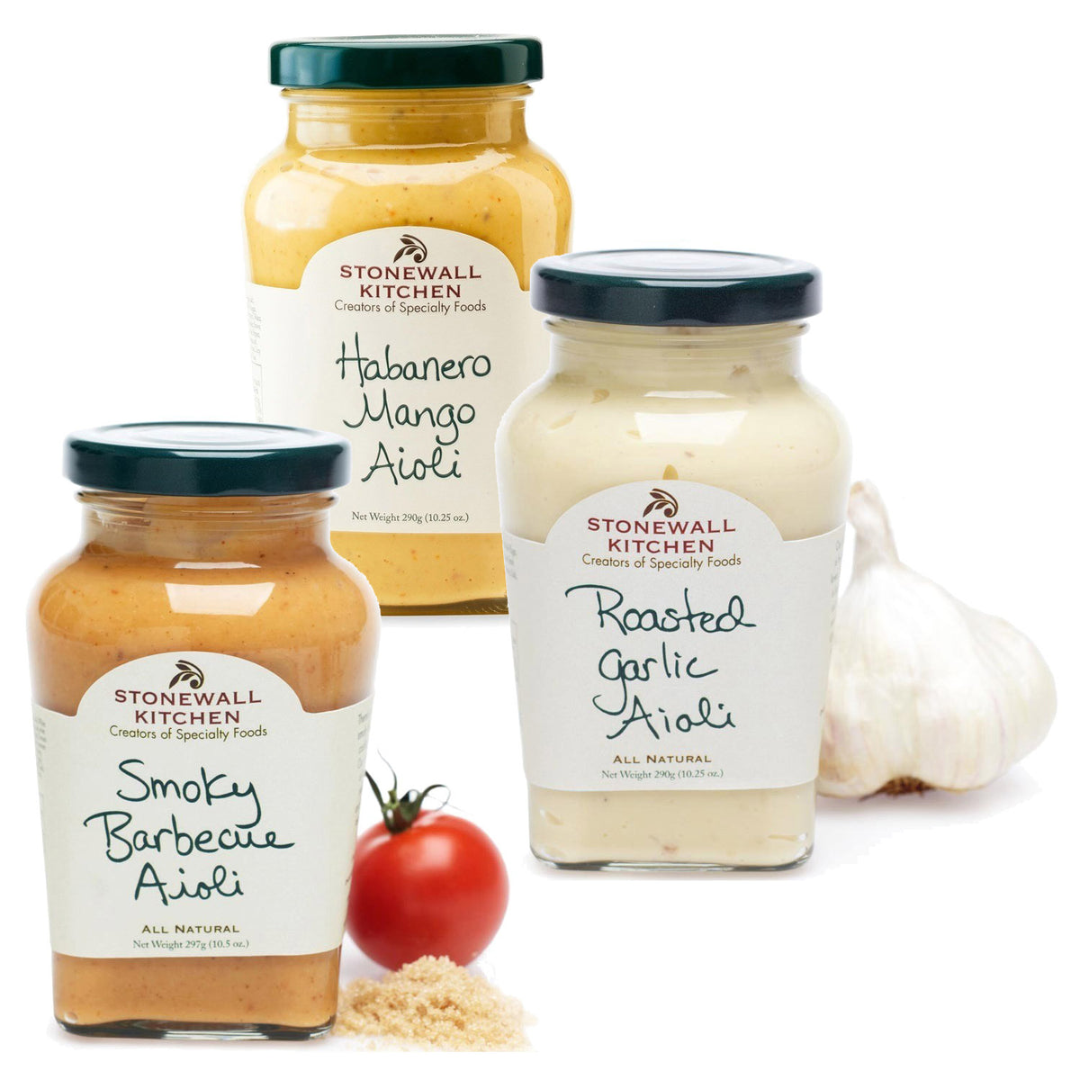 Drei Gläser des 3er Aioli Probierpakets von Stonewall Kitchen sind abgebildet, jeweils mit Geschmacksrichtungen wie Knoblauch, Tomate und braunem Zucker.