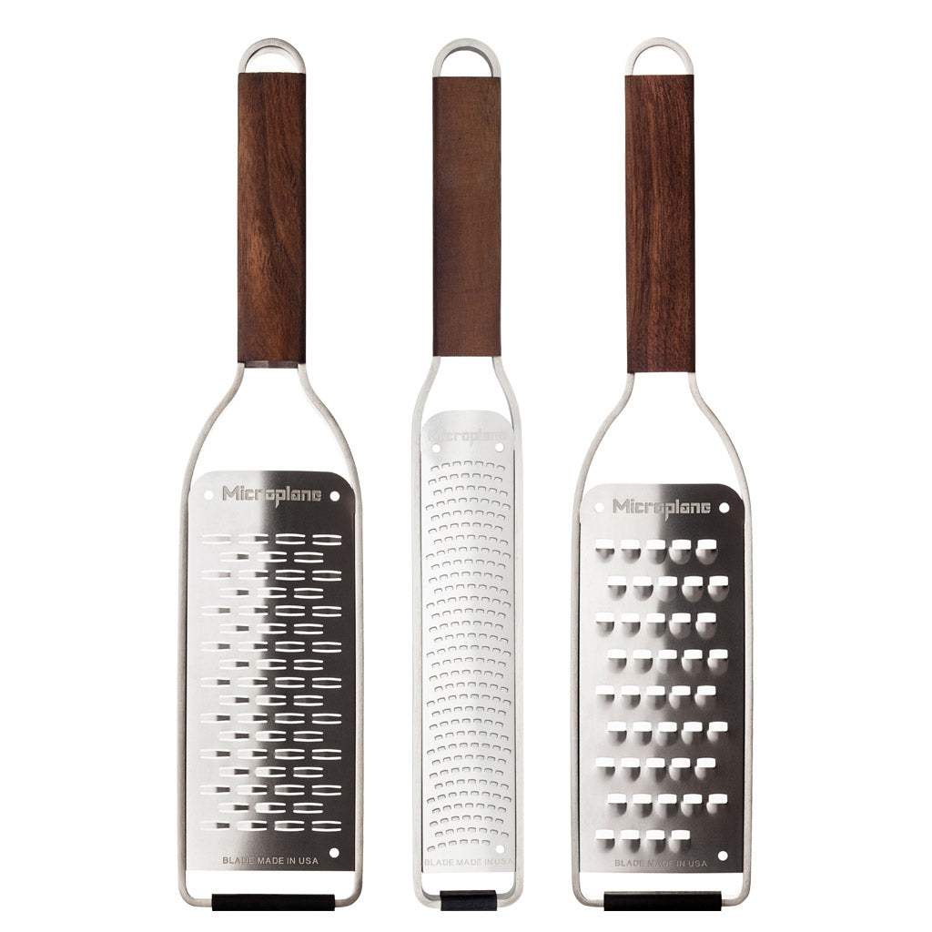 Das 3er Master Serie Reiben Set Allround von Microplane enthält drei Handreiben aus Edelstahl mit Holzgriffen, die jeweils eine einzigartige Reibefläche bieten.