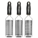 Das 3er Gourmet Serie Reiben Set von Microplane umfasst drei Reiben mit unterschiedlichen Klingenstilen und schwarzen Griffen.